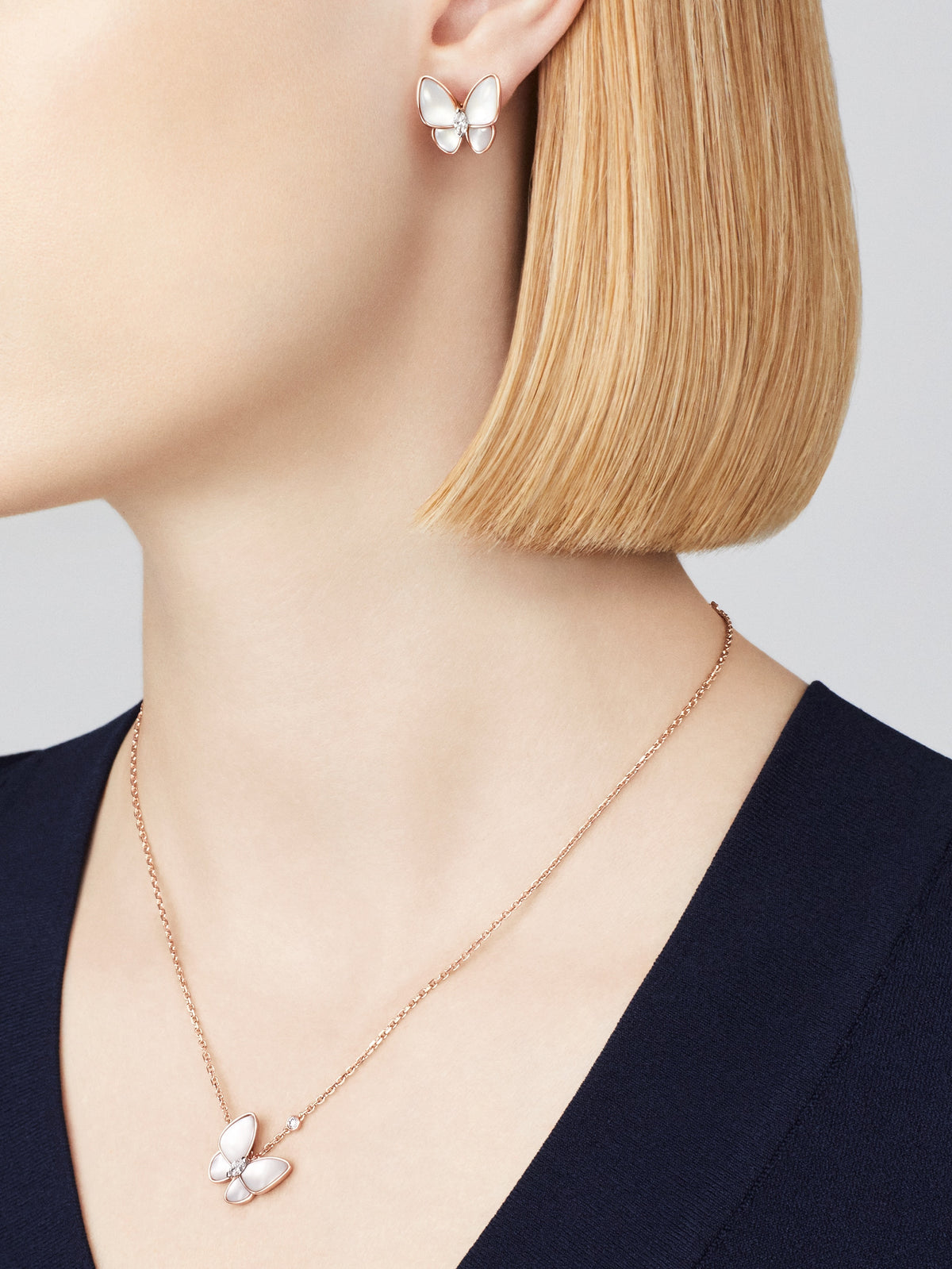 Van Cleef Collier Pendentif Papillons Or Rose Nacre