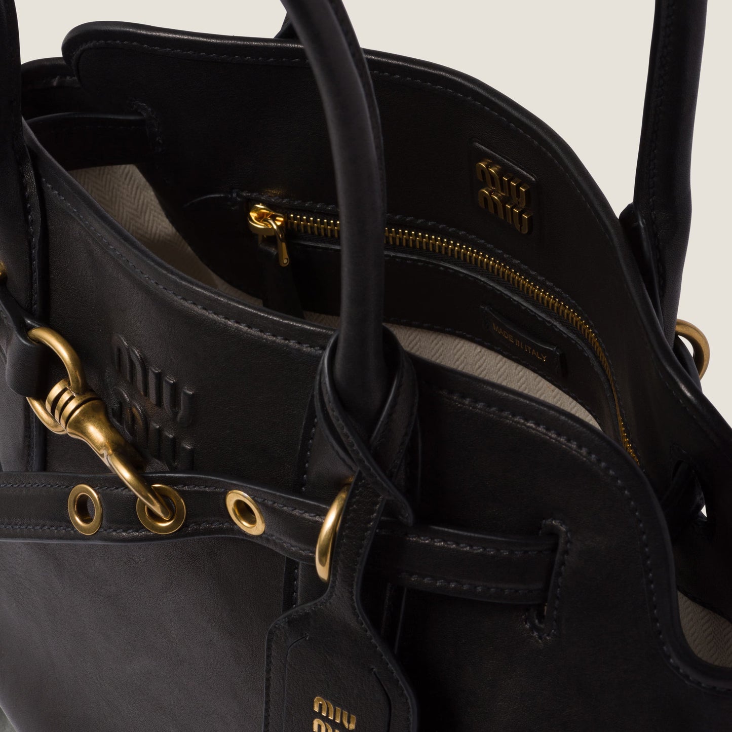 MiuMiu Sac Aventure en Cuir Nappa Noir