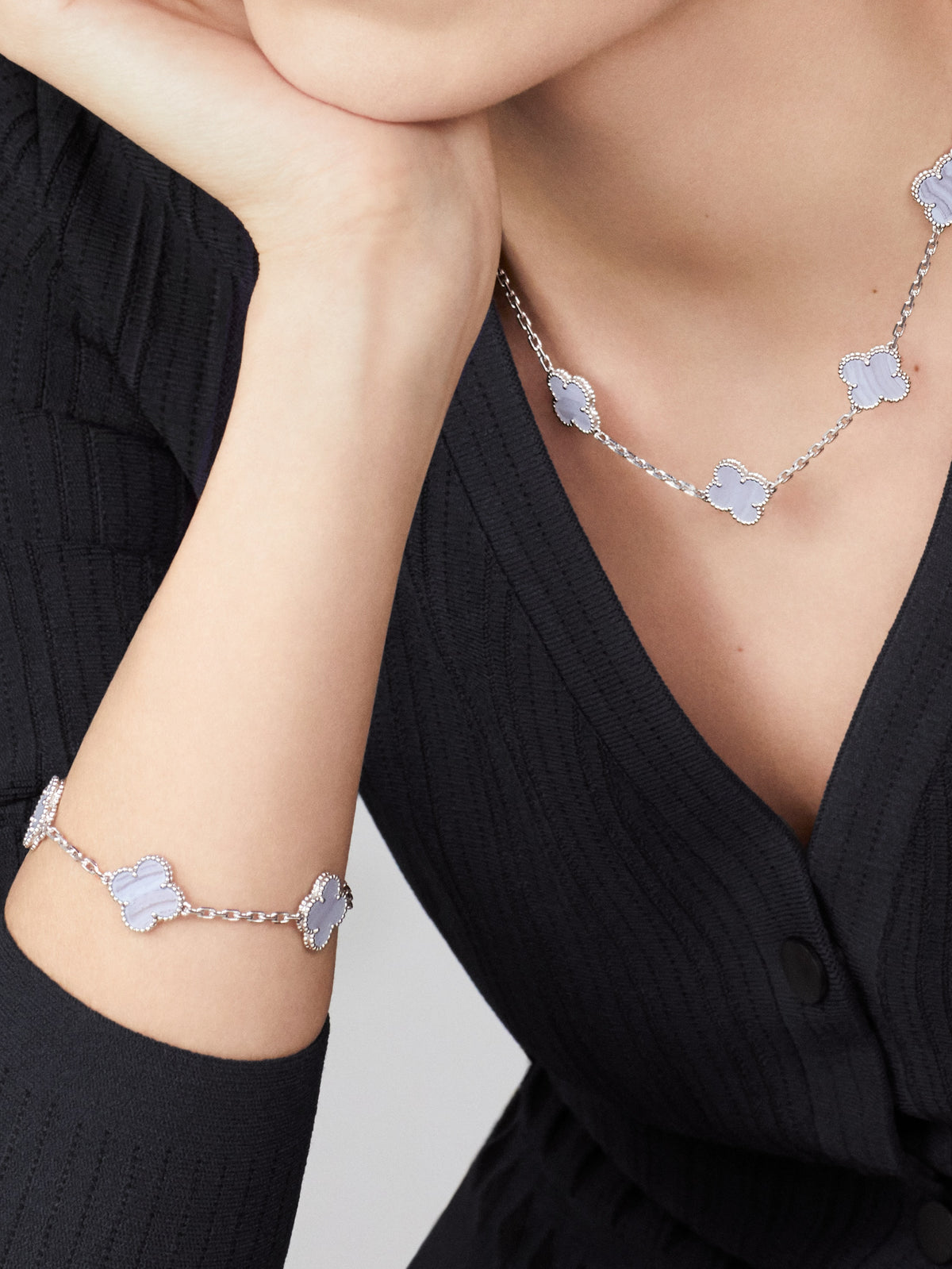 Van Cleef Collier Vintage Alhambra 10 motifs Or Blanc Calcédoine