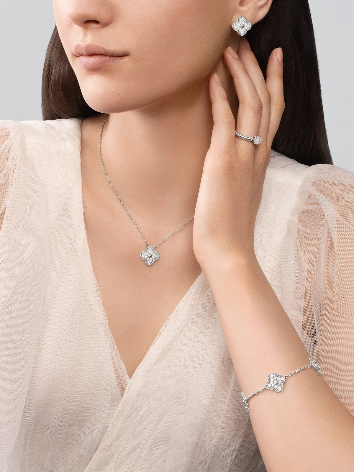 Van Cleef Collier Vintage Alhambra Or Blanc Pavé Diamants