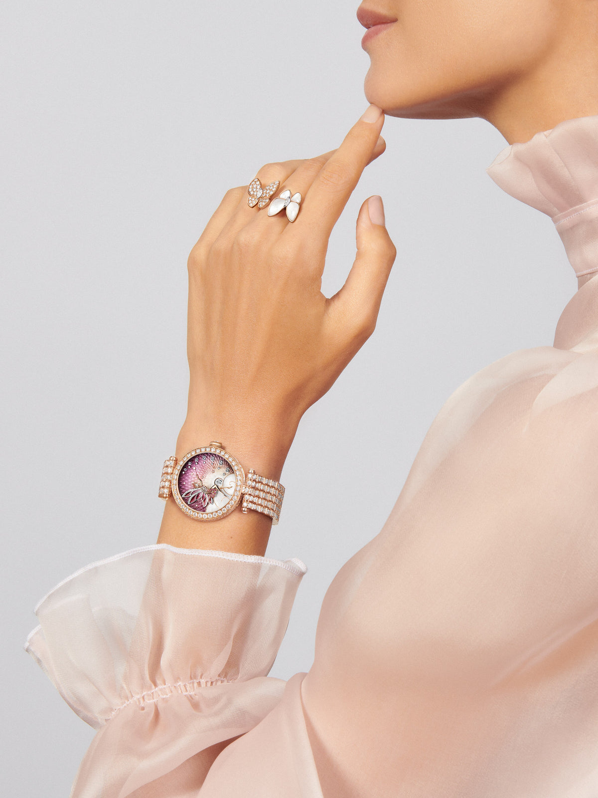 Van Cleef Bague Entre les Doigts Deux Papillons